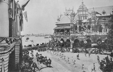 De Aankomst van de Hertog en Hertogin van Cornwall en York in Singapore, illustratie uit The King, 25 mei 1901
